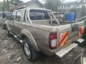 Nissan NP300 1997 Gold