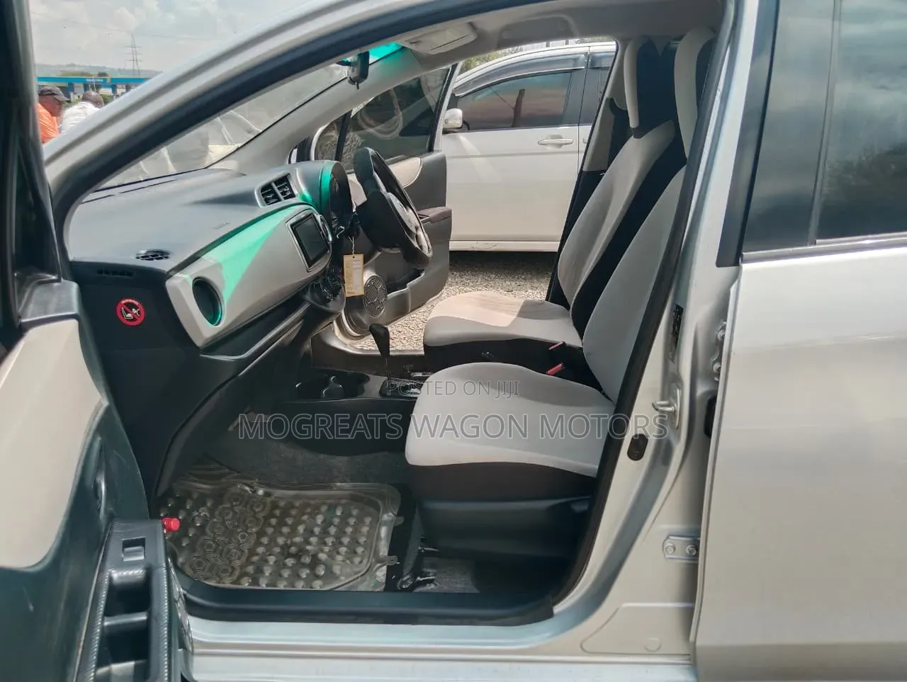 Toyota Vitz 2012 Silver