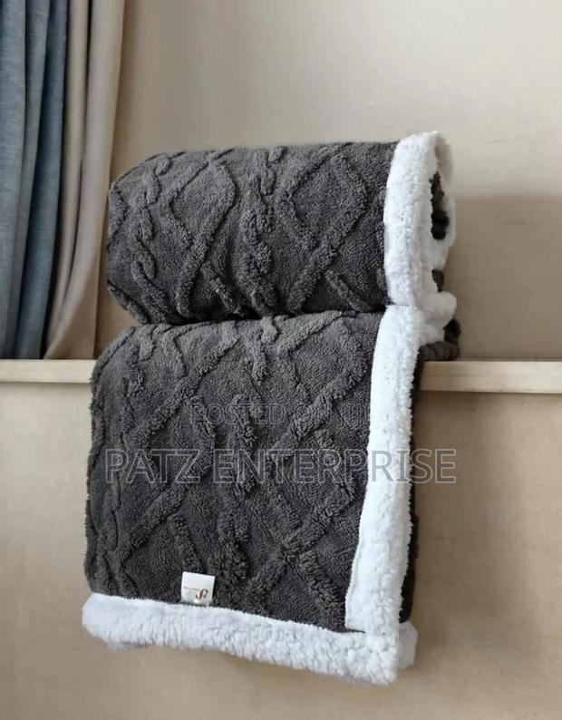 Heavy Sherpa Fleece Blanket - thumbnail 2