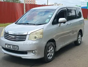 Toyota Noah 2.0 158hp FWD (8 Seater) 2012 Silver