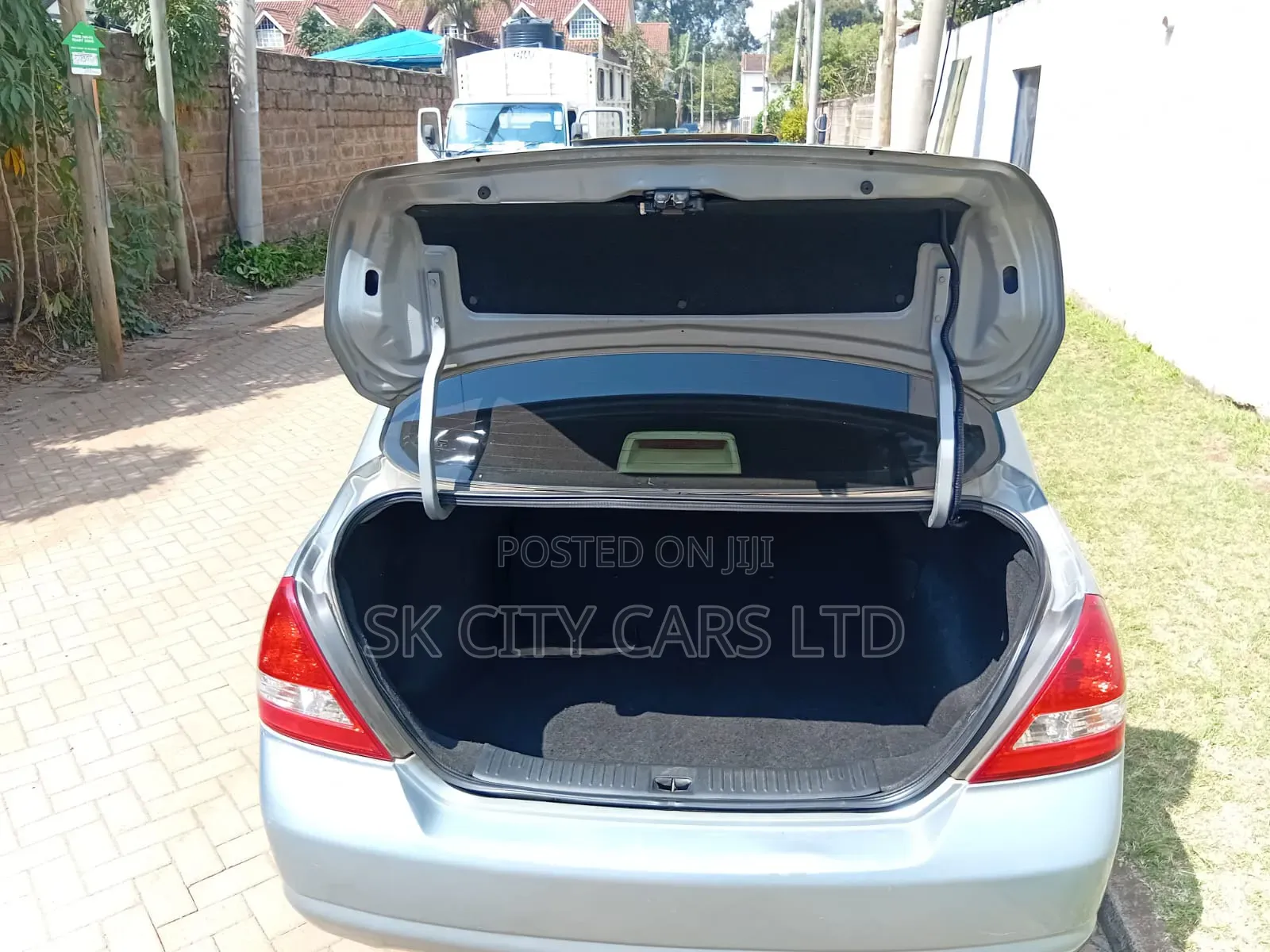 Nissan Tiida 2006 Silver