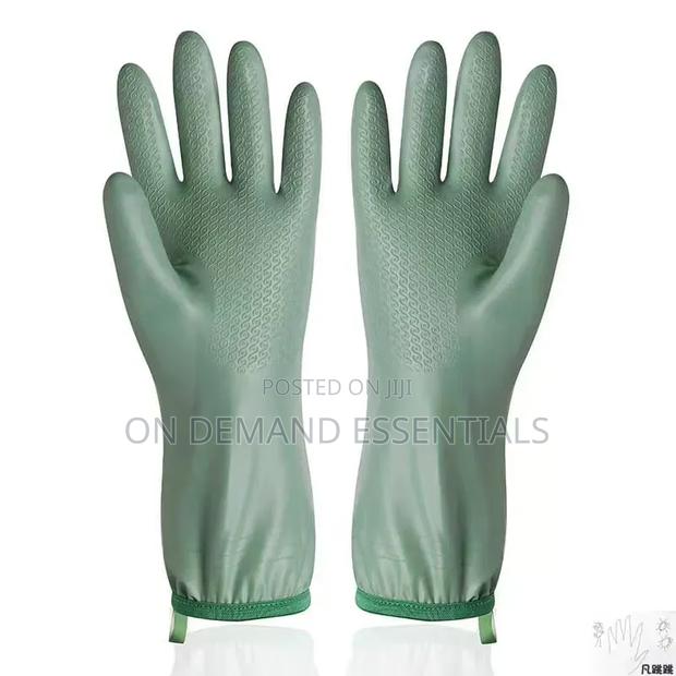 A Pair of Thickened Latex Gloves - thumbnail 4