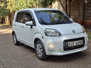 Toyota Porte 2012 Pearl