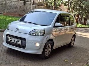 Toyota Porte 2012 Pearl