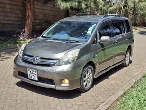 Toyota ISIS 2013 Gray