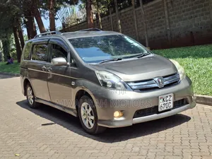 Toyota ISIS 2013 Gray