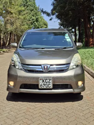Toyota ISIS 2013 Gray
