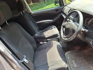 Toyota ISIS 2013 Gray