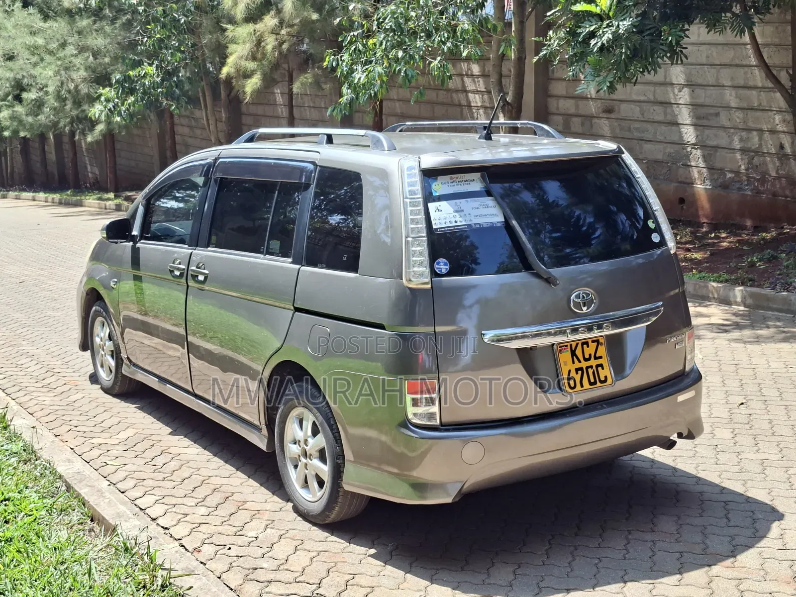 Toyota ISIS 2013 Gray