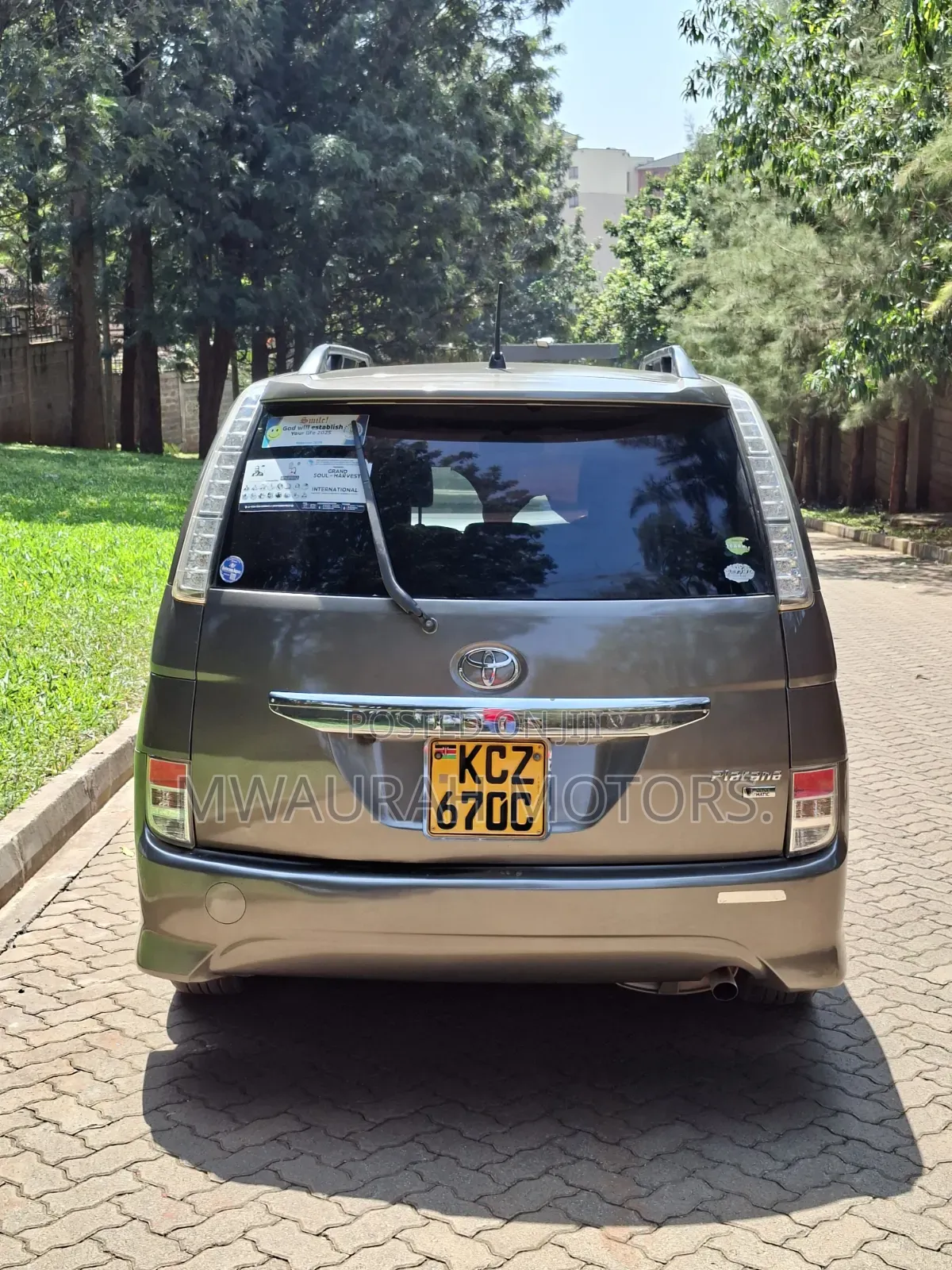 Toyota ISIS 2013 Gray