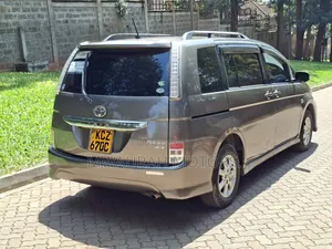 Toyota ISIS 2013 Gray