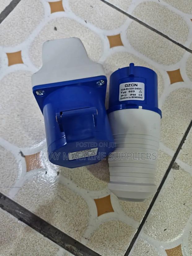 32 Amp, 3-Pin Industrial Socket - thumbnail 2