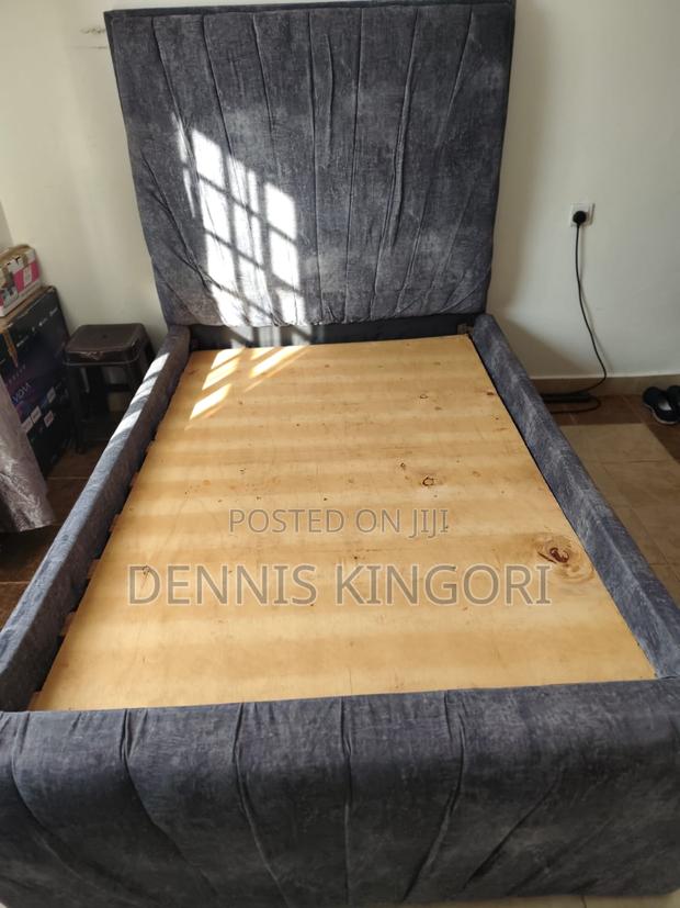 4×6 Upholstered Bed With Dr. Mattress – Excellent Condition