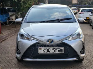 Toyota Vitz 2017 Silver