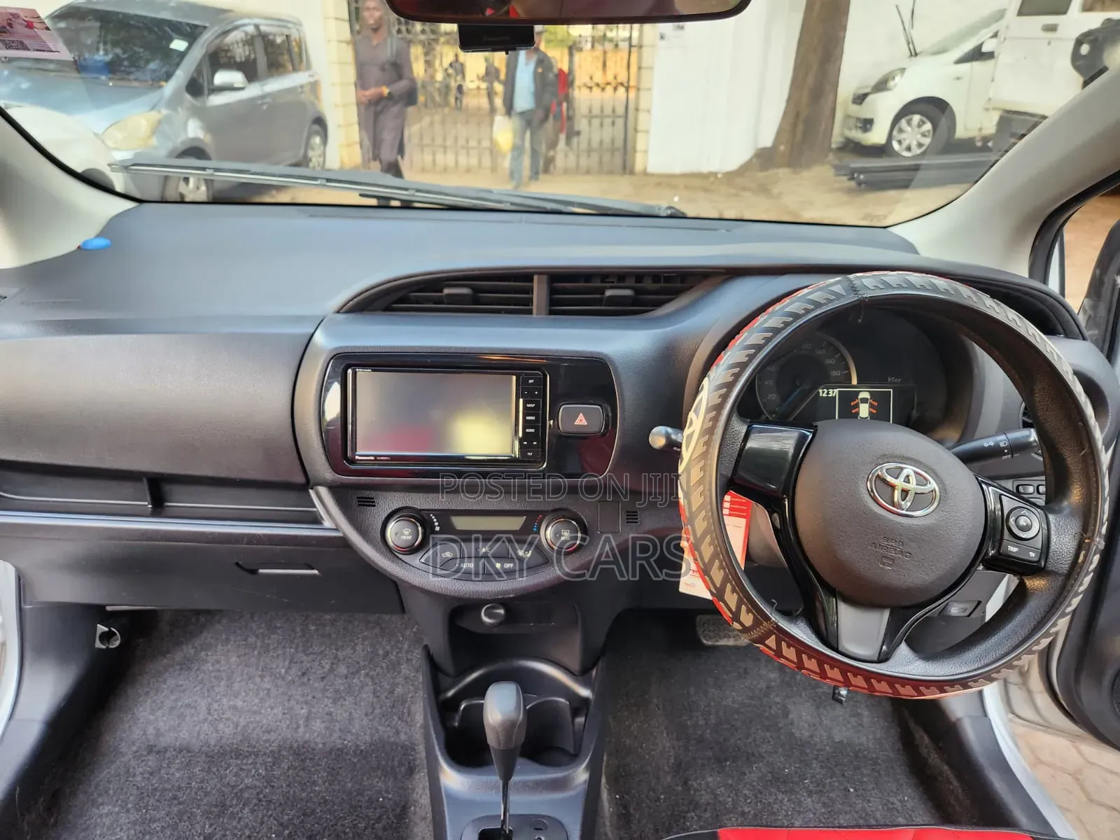 Toyota Vitz 2017 Silver