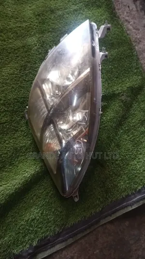 Toyota Isis Headlights
