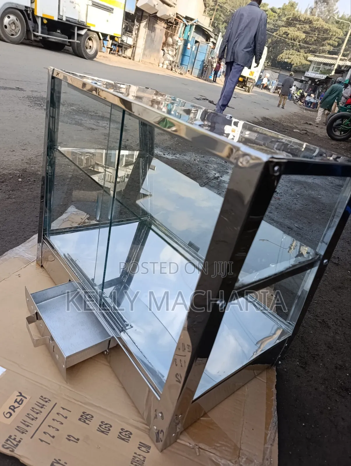 Transparent Charcoal Food Warmers Display