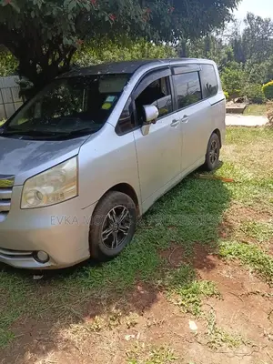 Toyota Noah 2009 Silver