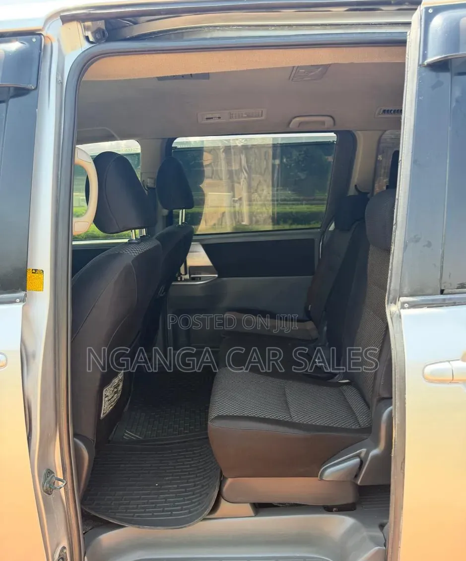 Toyota Noah 2009 Silver