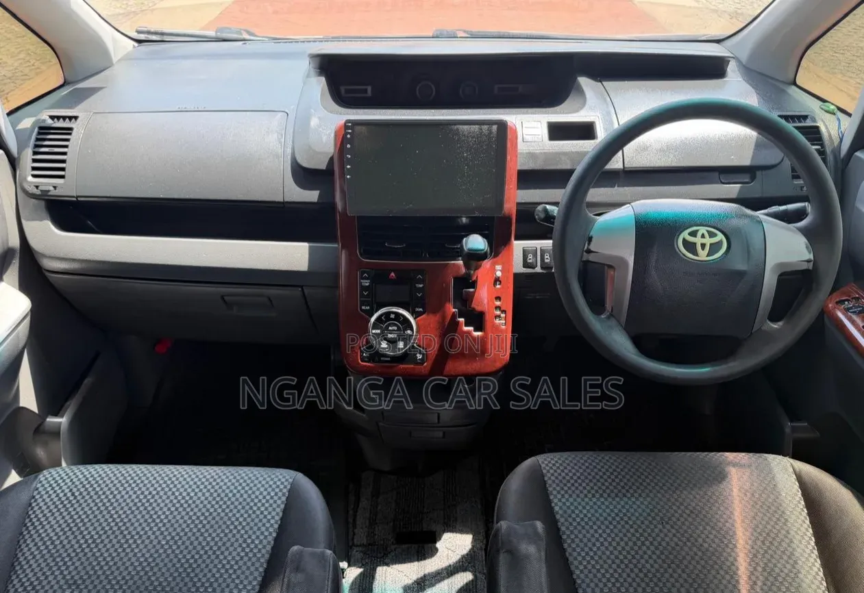 Toyota Noah 2009 Silver