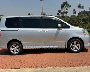 Toyota Noah 2009 Silver