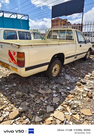 Mitsubishi L200 Single Cab 2.0 1995 Yellow