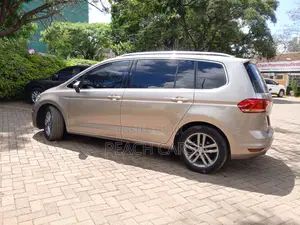 Volkswagen Touran 2018 Gold