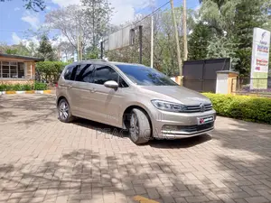 Volkswagen Touran 2018 Gold