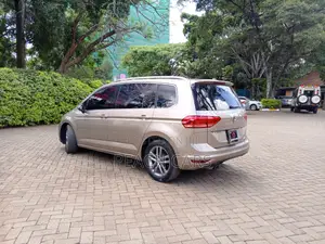 Volkswagen Touran 2018 Gold