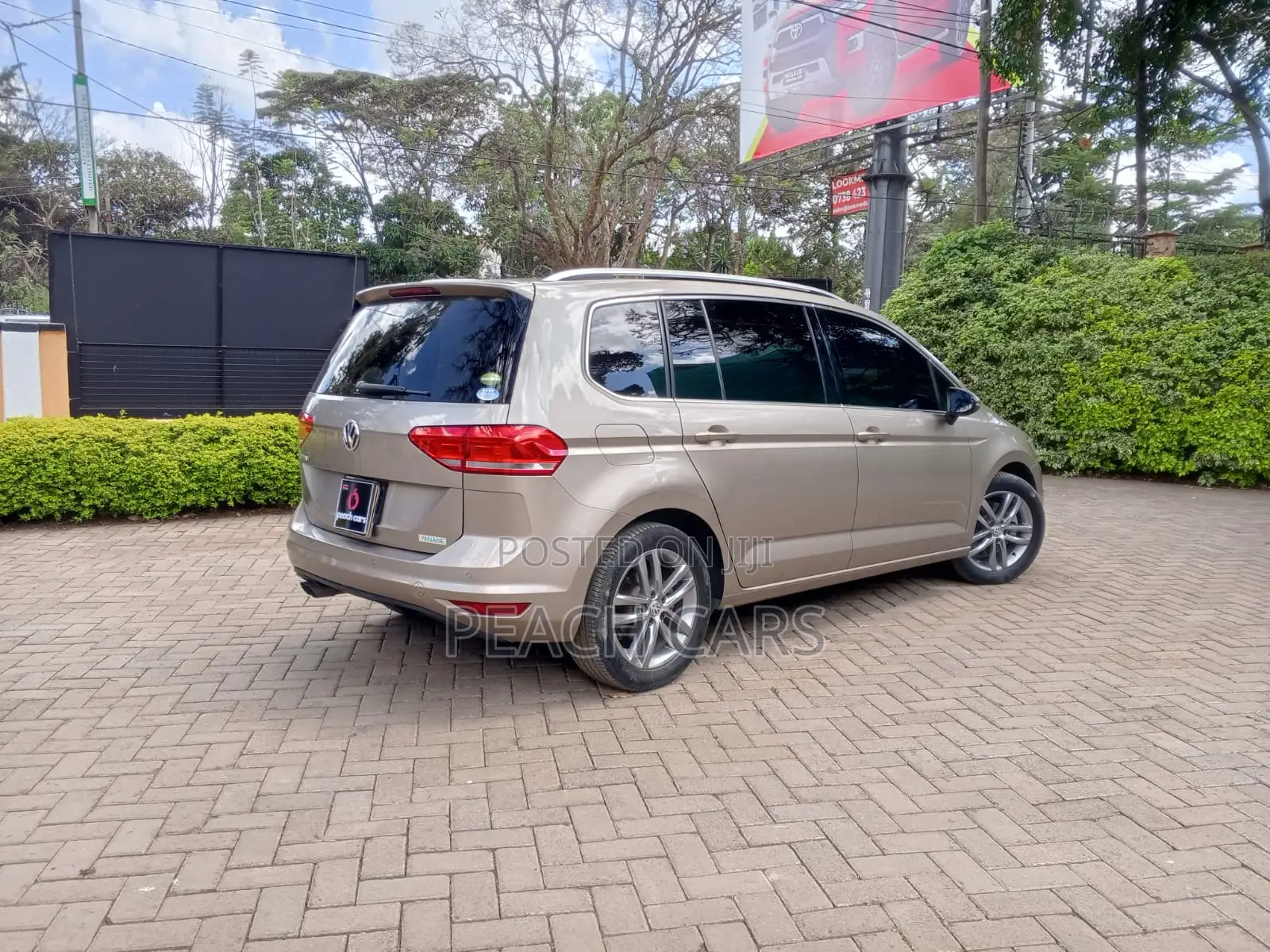 Volkswagen Touran 2018 Gold