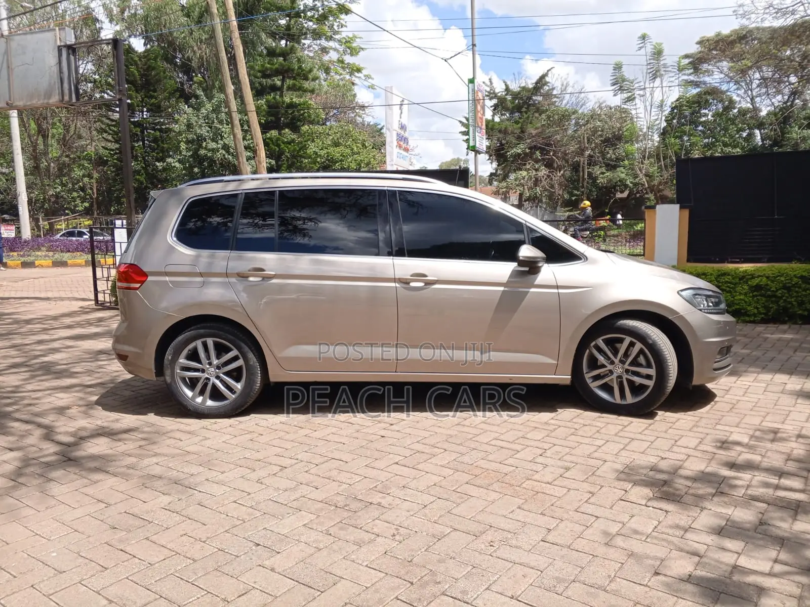 Volkswagen Touran 2018 Gold