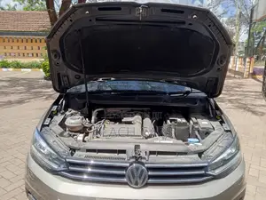 Volkswagen Touran 2018 Gold