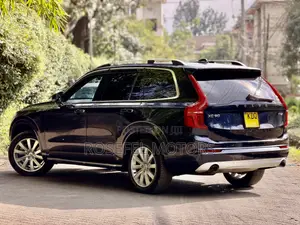 Volvo XC90 T5 Momentum AWD 2019 Blue
