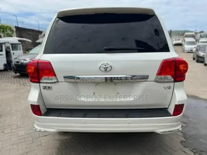 Toyota Land Cruiser 2015 White