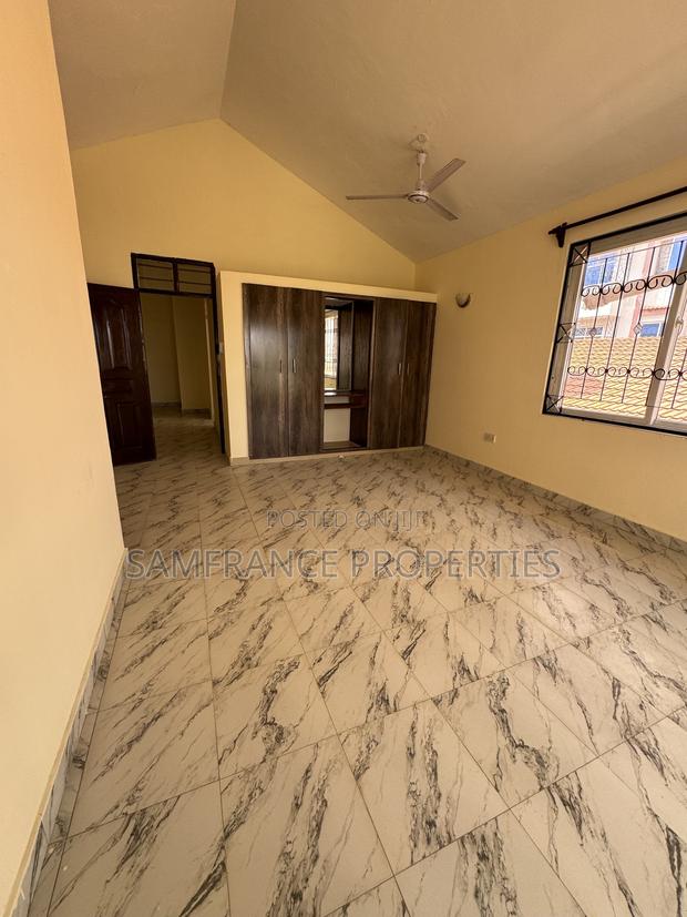 5bdrm Villa in Utange for sale - thumbnail 11