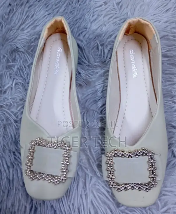 Sandiex Beige Square-Toe Flat Shoes With Comfortable Flat Heel