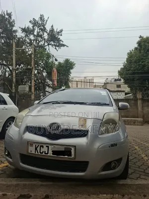 Toyota Vitz 2009 Silver