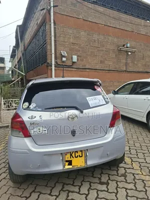 Toyota Vitz 2009 Silver