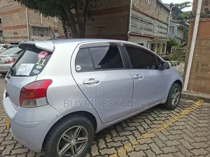 Toyota Vitz 2009 Silver