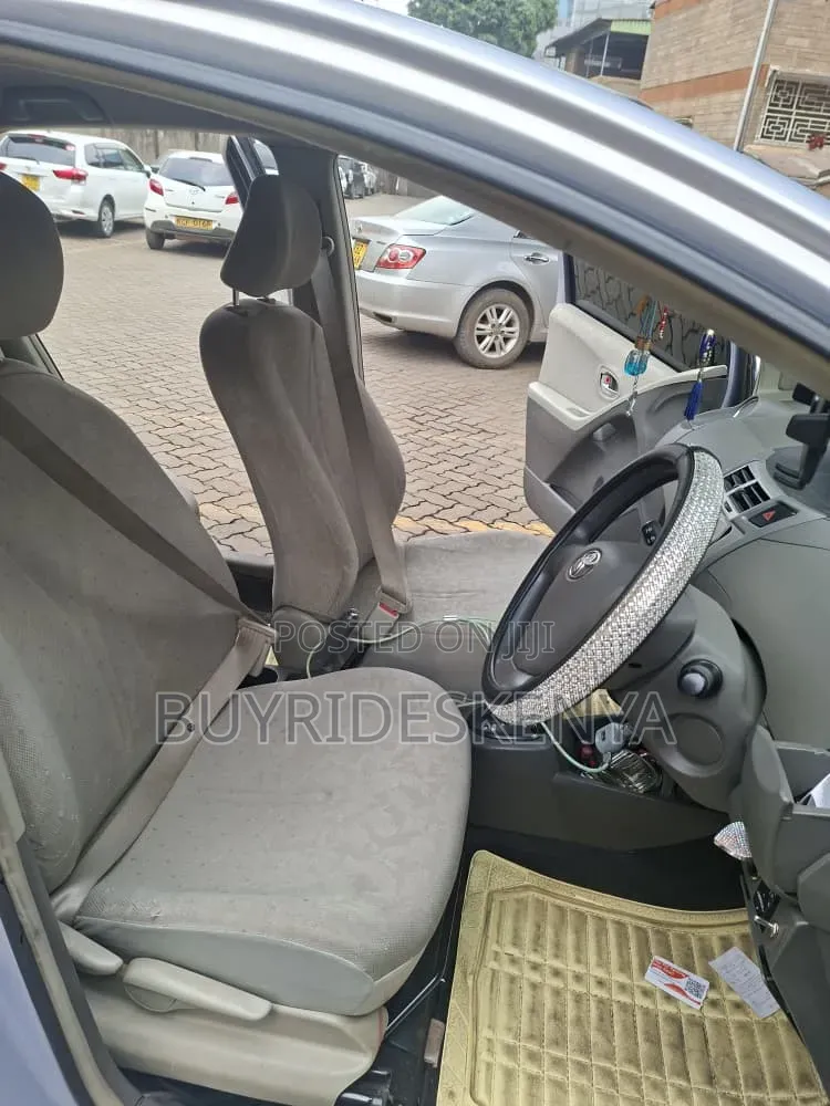 Toyota Vitz 2009 Silver
