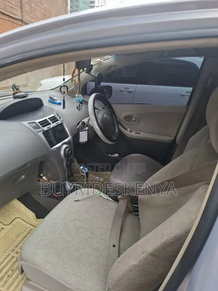 Toyota Vitz 2009 Silver