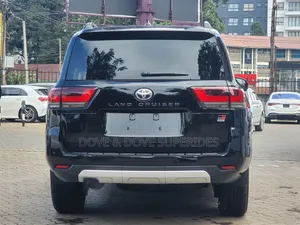 Toyota Land Cruiser LC300 2022 Black