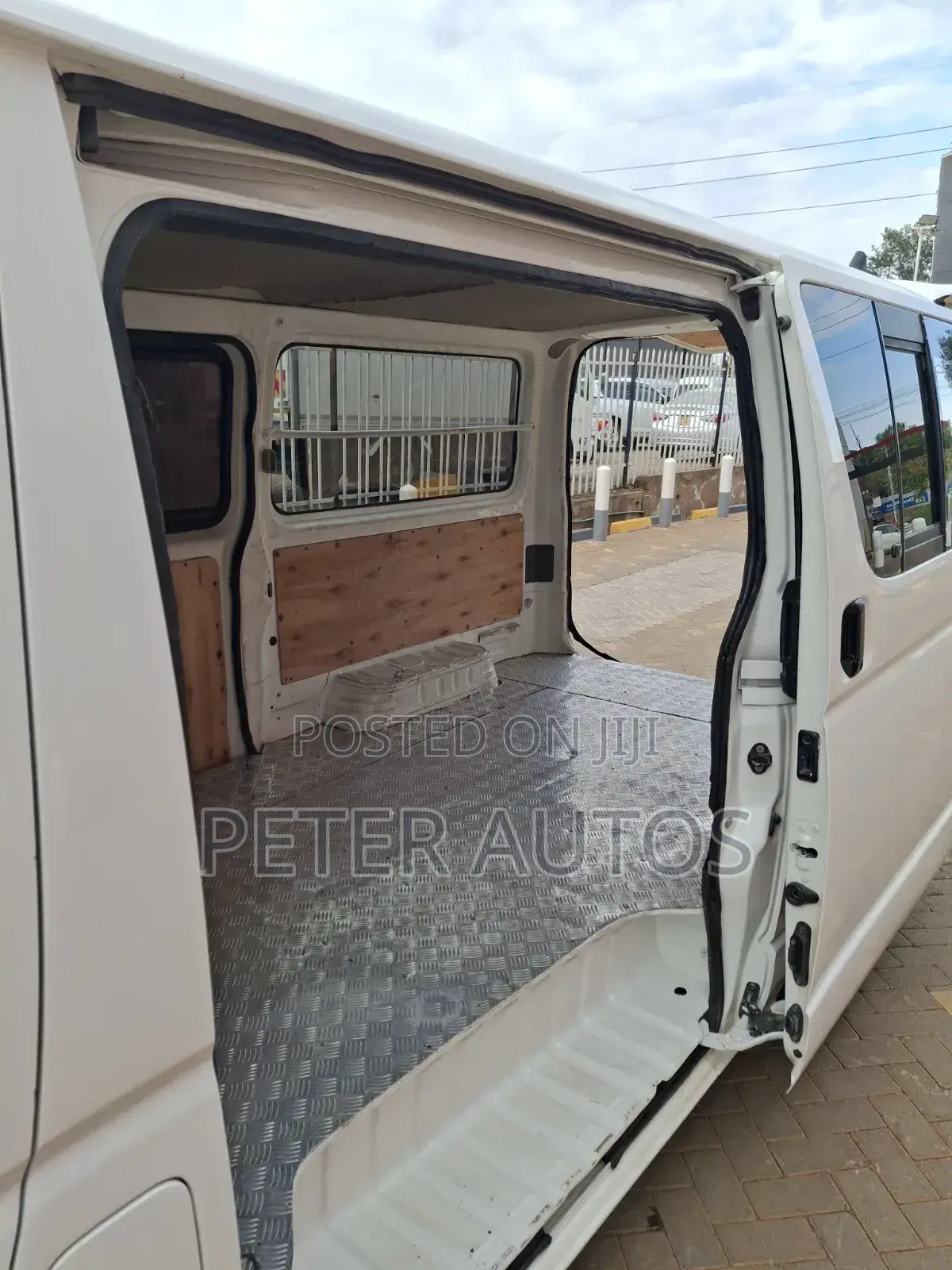 Toyota Grand HiAce 2002 White