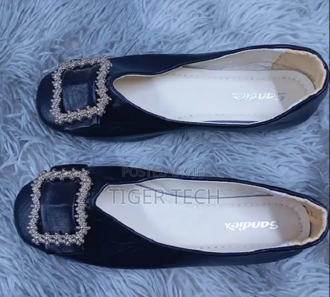 Black Color Sandiex Square-Toe Prominent Decorative Rhinestone
