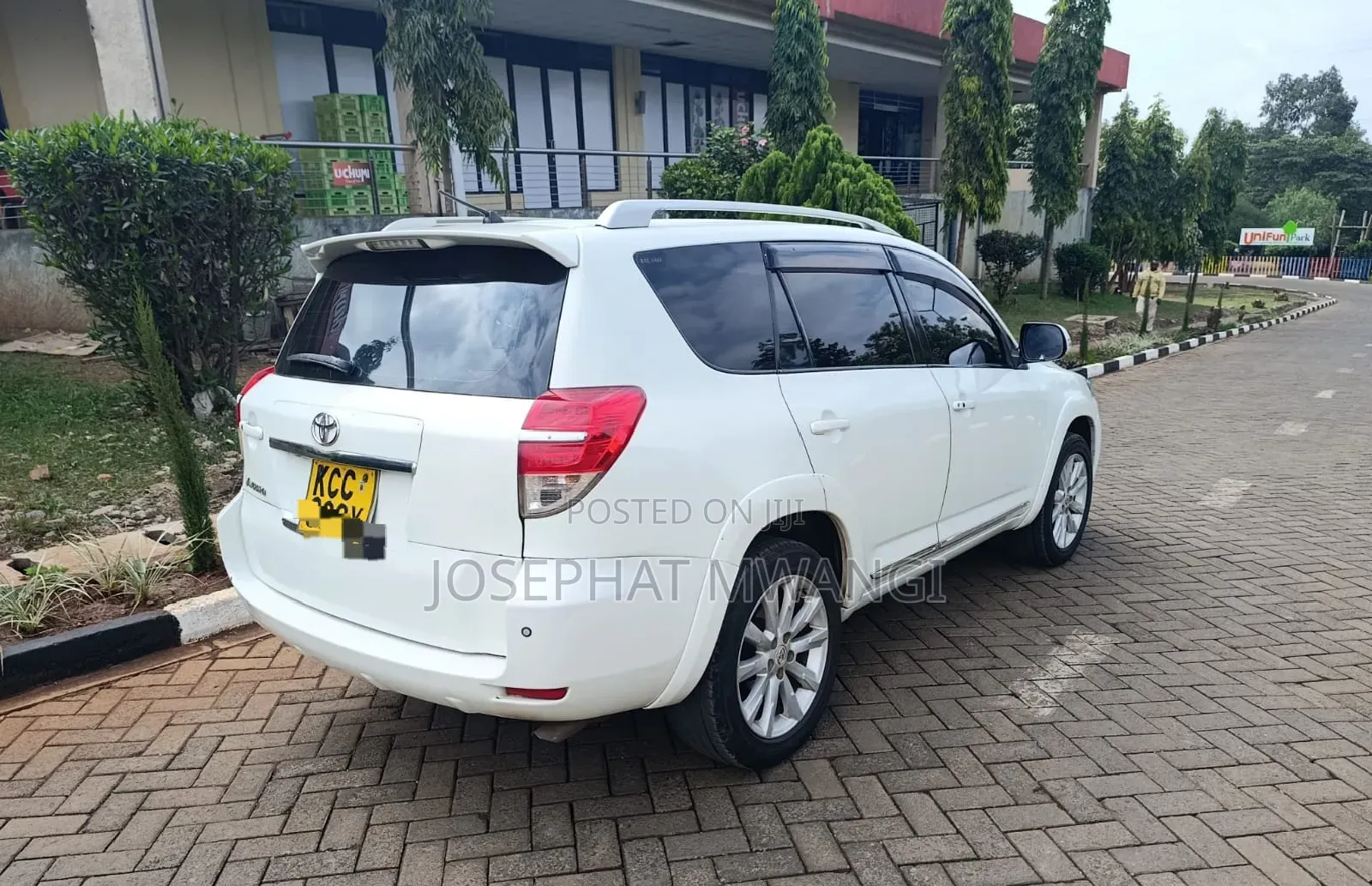 Toyota Vanguard 2010 White