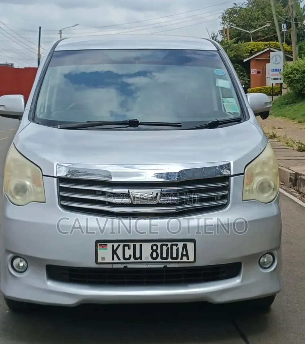 Toyota Noah 2012 Silver