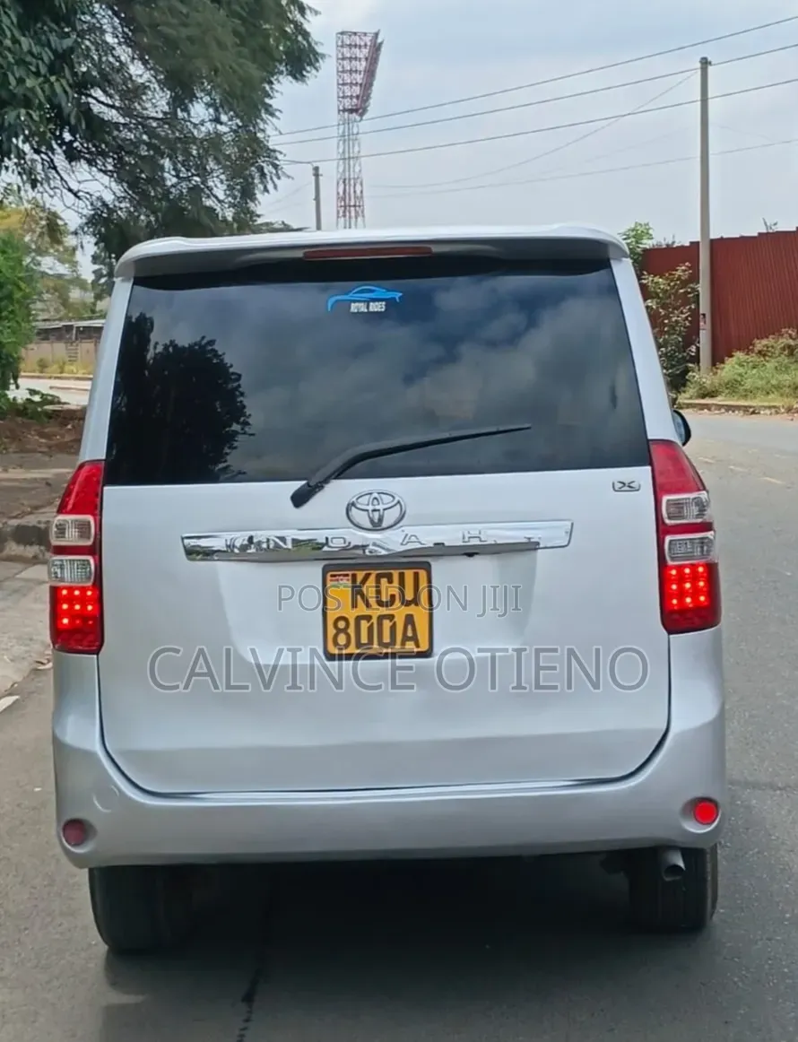 Toyota Noah 2012 Silver