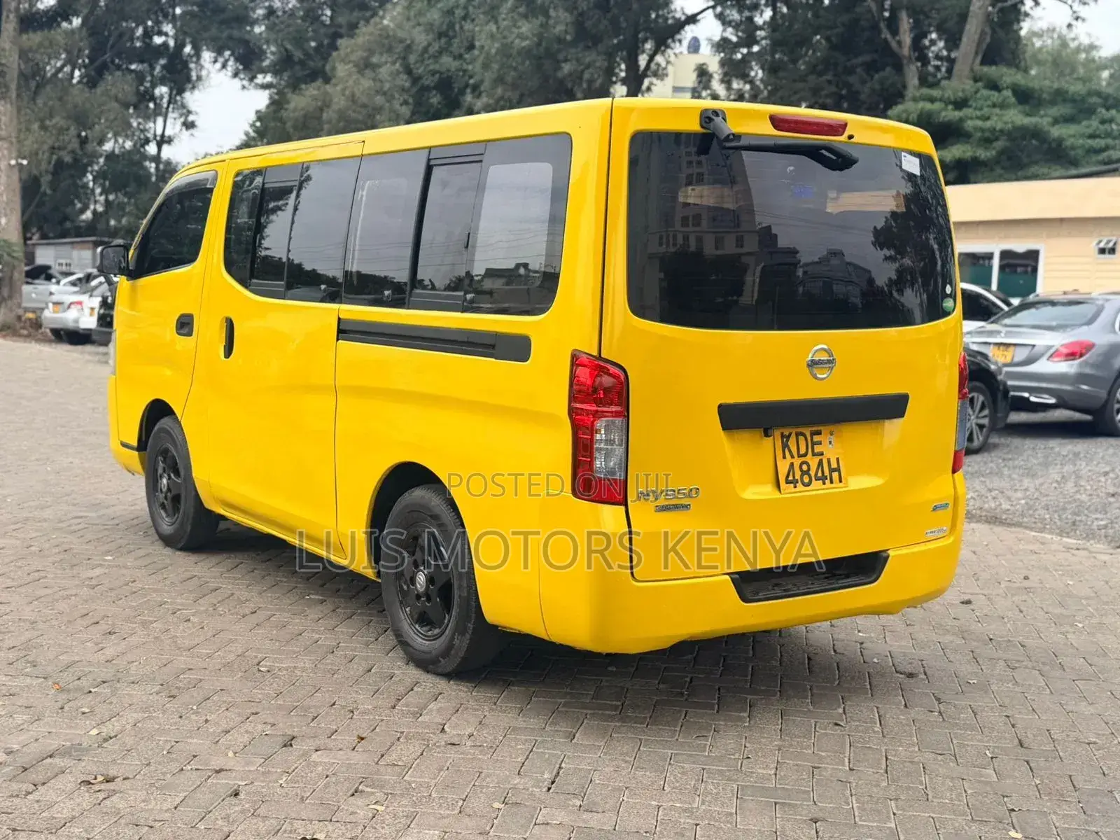 Nissan Caravan 2013 Yellow