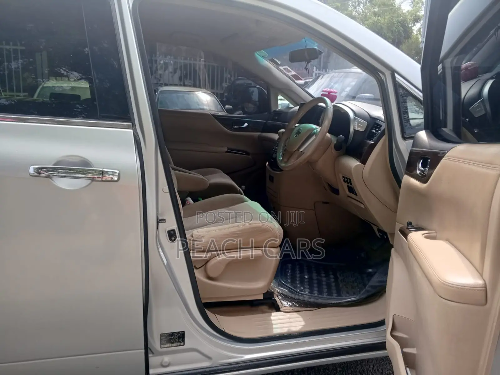 Nissan Elgrand 2011 Silver