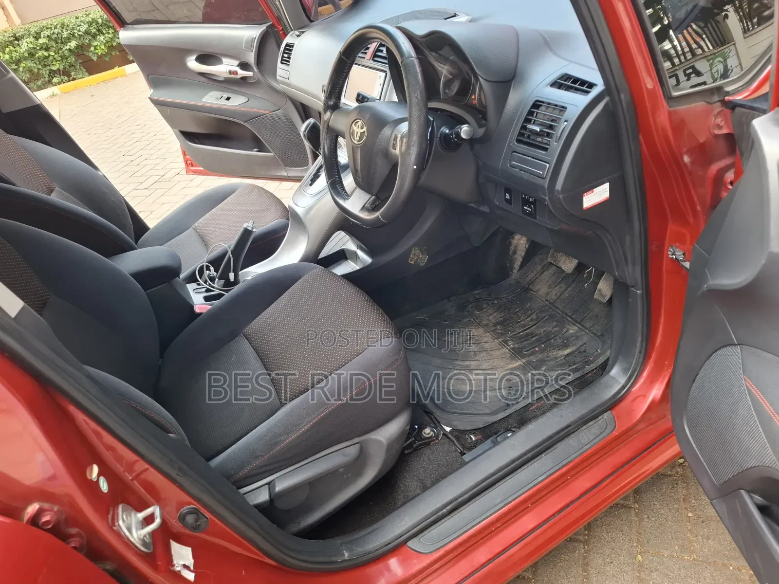 Toyota Auris 2011 Red